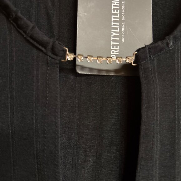 Black Long-Sleeve Ribbed Cropped Top With Chain Detail - PrettyLittleThing - UK - Picture 3 of 7